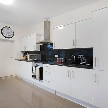 Unique! 5br In Queen Street בית נופש