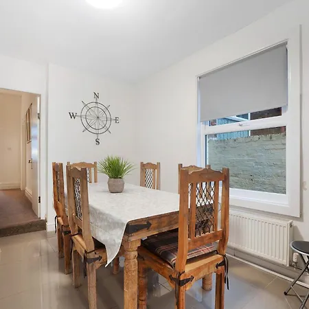 בית נופש Unique! 5br In Queen Street *
