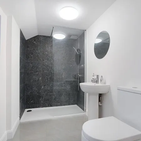 Unique! 5br In Queen Street *