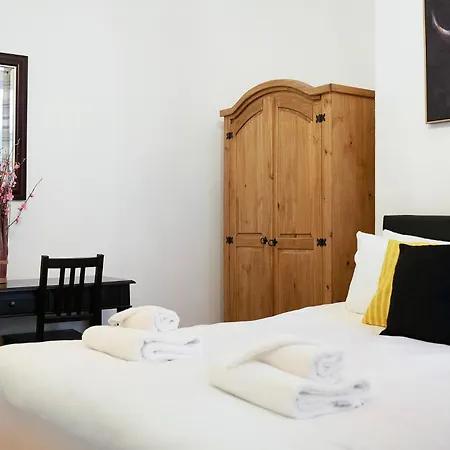 Unique! 5br In Queen Street