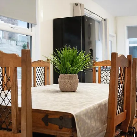 Unique! 5br In Queen Street בית נופש